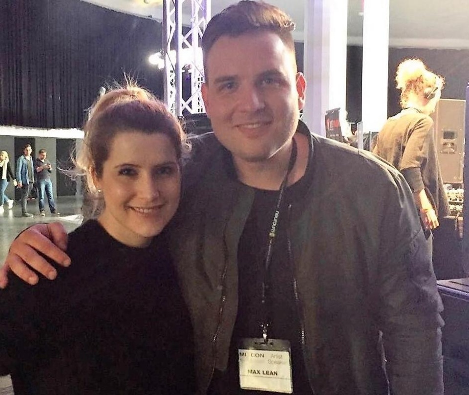 Besiegelten den neuen Vertrag: Romina Wodara (A&R Manager Roba Music Publishing) und Max Lean