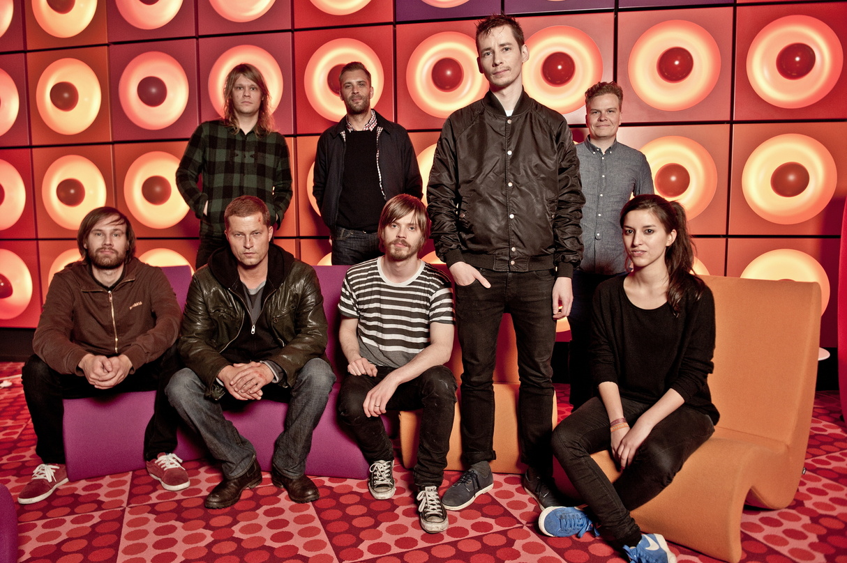 (von links, Reihe unten:) Mikko Hakila, Til Schweiger, Lasse Lindfors, Jussi Ylikoski, Aliza Charoensri (Jr. Product Manager Sony Music)