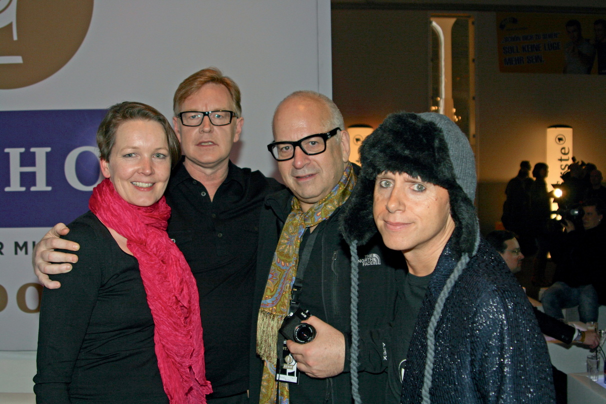 Langjährige Partner (v.l.n.r.): Anne Haffmans mit Andy Fletcher (Depeche Mode), Daniel Miller und Martin Gore (Depeche Mode) beim Echo 2009