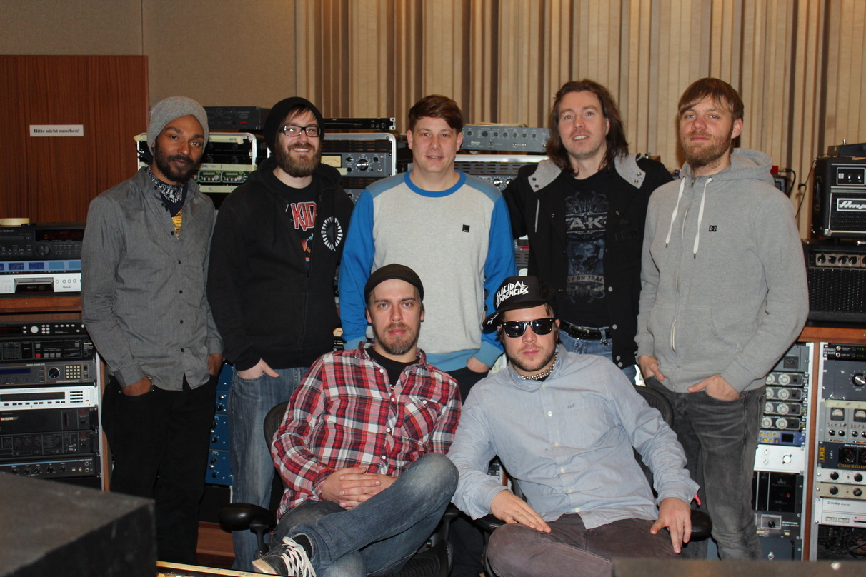 Besiegelten den Deal (hinten von links) James Richardson und Andy Bock (beide: Emil Bulls), Niko Tsagarakis (Manager Emil Bulls), Nils Wasko (AFM Records) und Klaus Kössinger (Emil Bulls) ...
