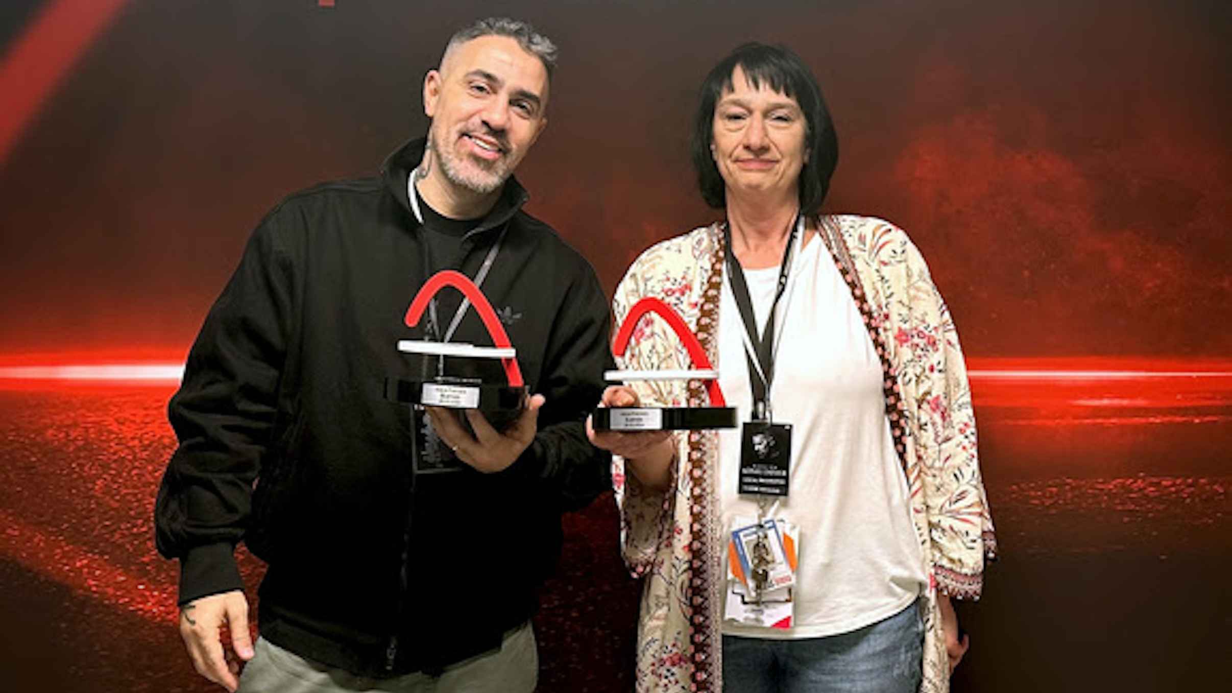 Ließen sich mit den Trophäen ablichten: Bushido (links) und Sabine Weinand (Head Of Events – Concerts & Shows Lanxess Arena).