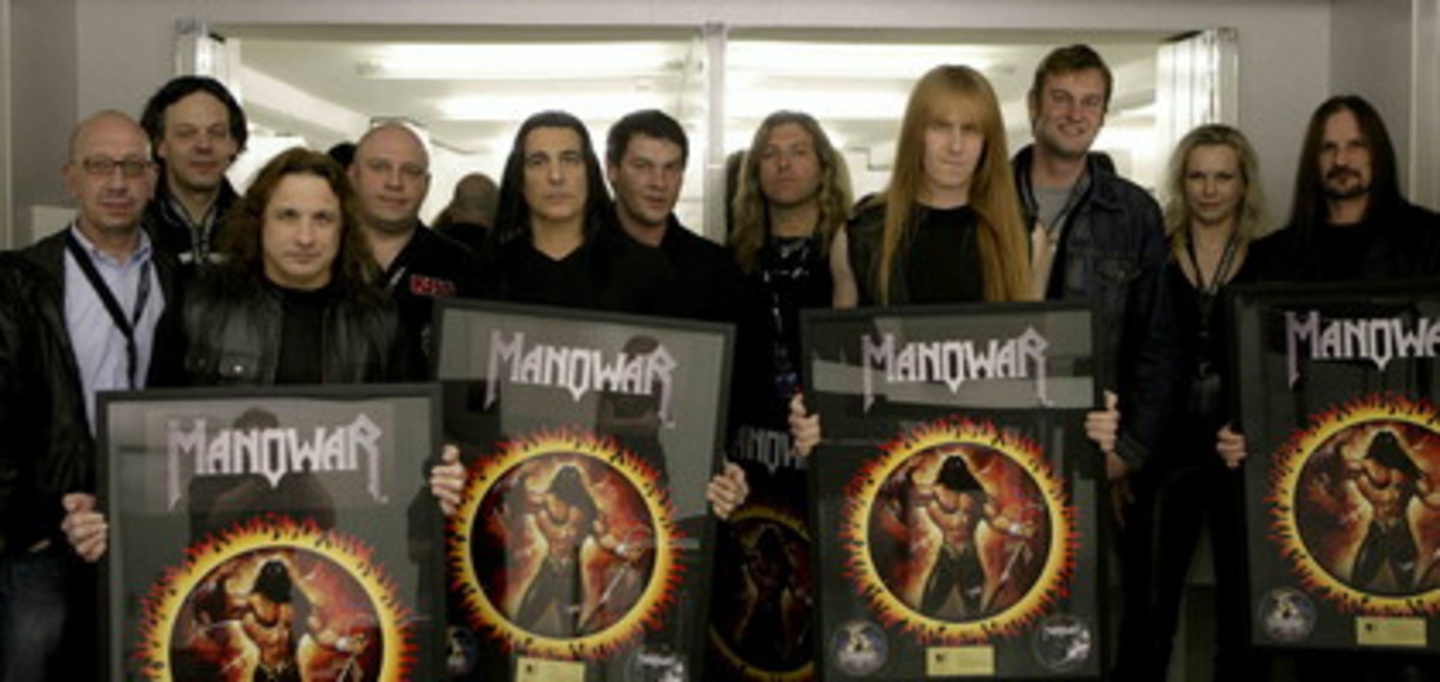 Ausgezeichnet: Die Band Manowar mit dem SPV-Team um Kurt Erping (l.)||Ausgezeichnet (v.l.n.r.): SPV-Geschäftsführer Kurt Erping, Heiko Heike (Leiter Export SPV), Eric Adams (Manowar), Olly...