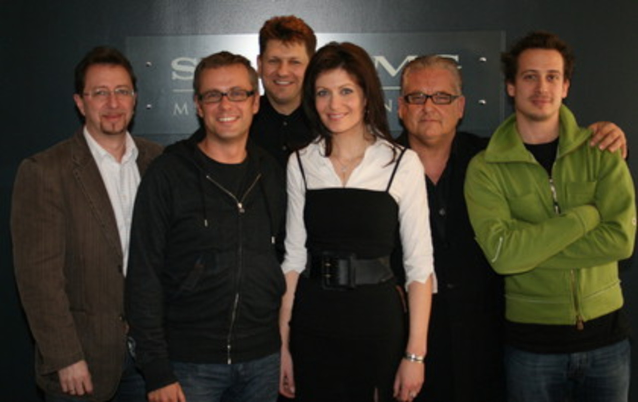 Versammelt Team um sich: Allessa (M.)||Setzen auf Schlager (v.l.n.r.): Peter Schilling (Marketing Director GSA Repertoire Sony BMG Austria), Horst Unterholzner (Managing Director Sony BMG ...