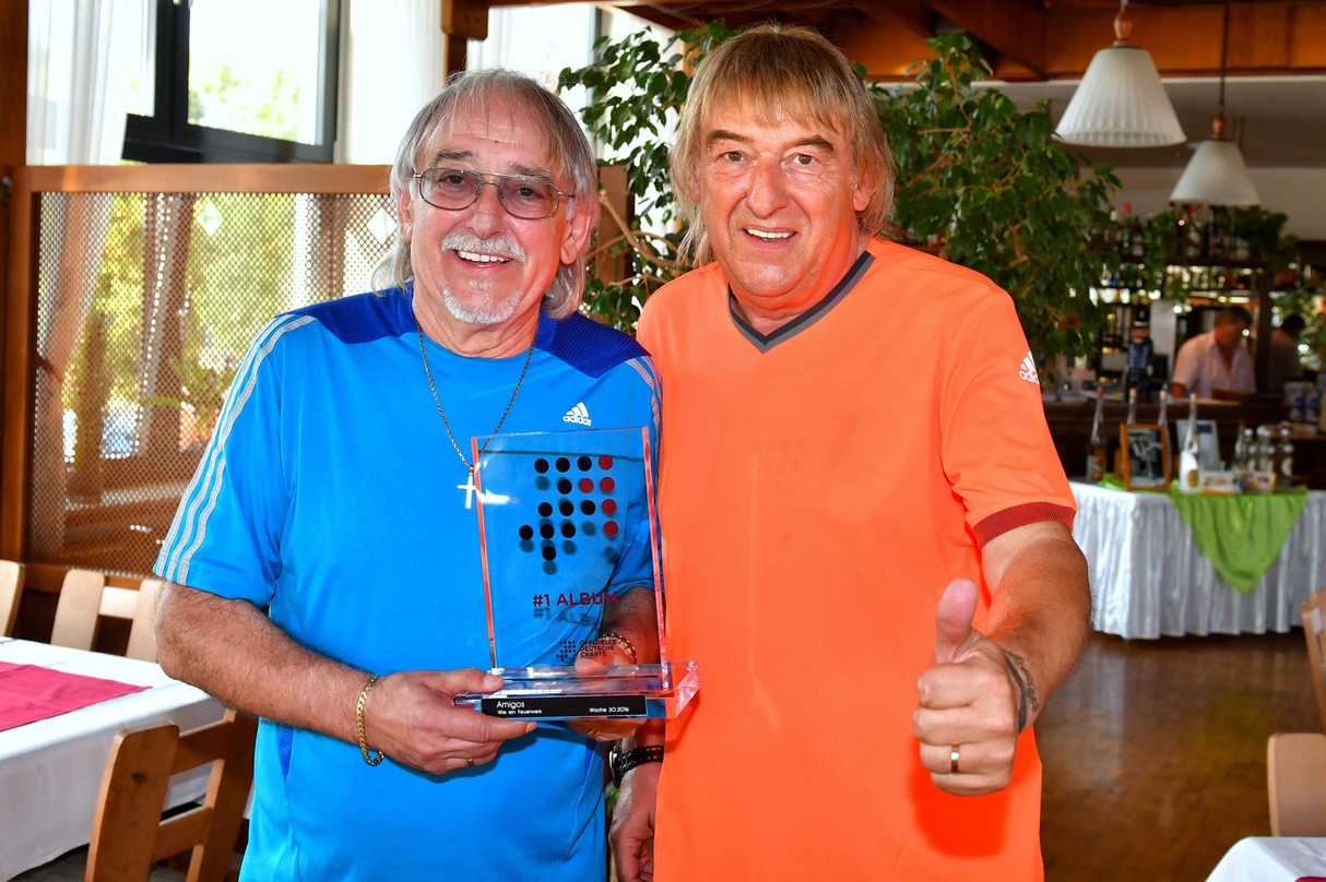 Happy: die Amigos mit ihrem Nummer 1 Award