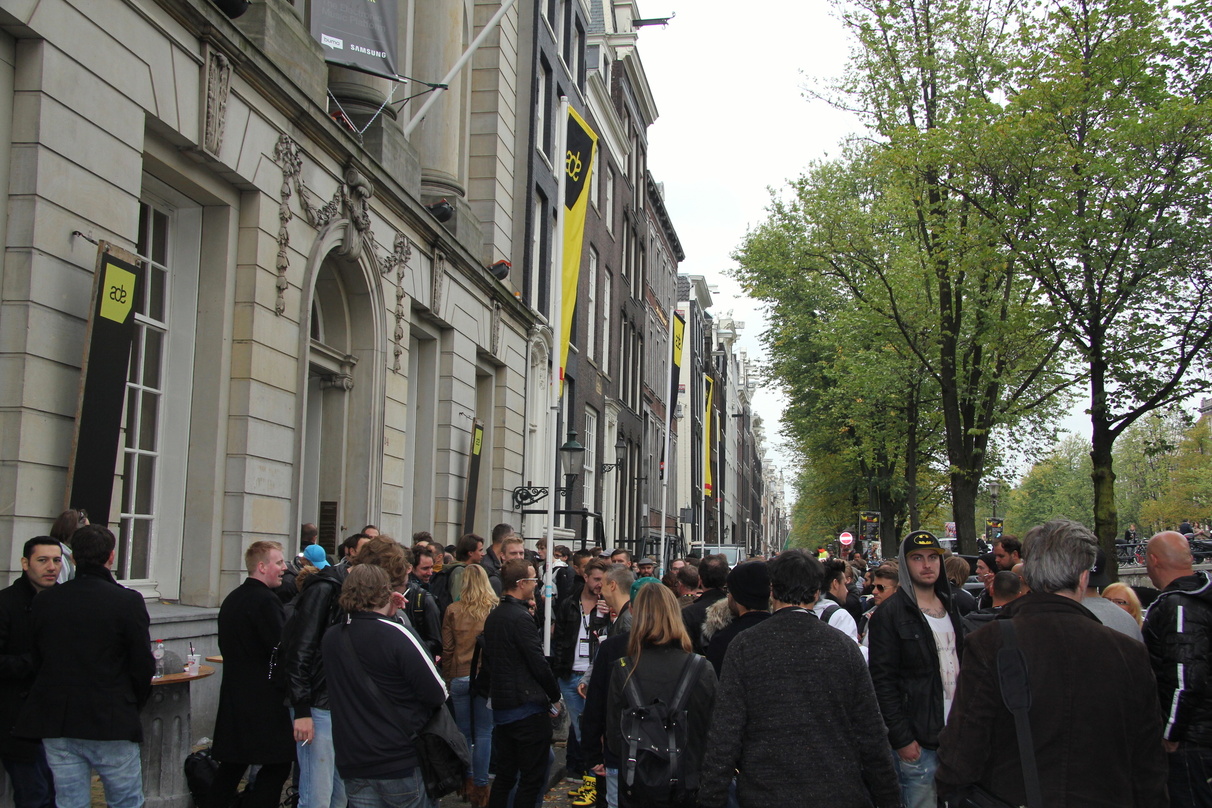 Vor dem Tagungsgebäude: ADE-Delegierte am Eröffnungstag