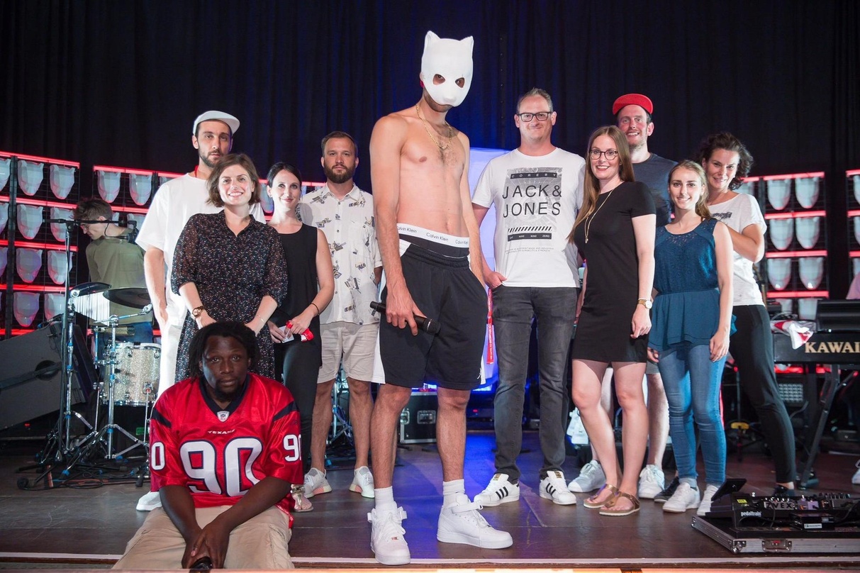 Vereint für das exklusive Konzert (von links): Benno Waibel, Federica Malafronte (beide truworks), Collins Boateng (Video), Eva Wiest (Starwatch), Steffen Posner (Chimperator Live), Cro, O...
