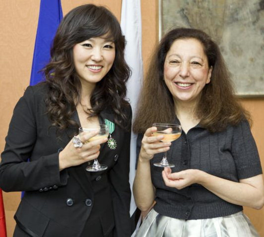 Erhielt den Orden aus den Händen von Elisabeth Laurin (r.), der französischen Botschafterin in Korea: Youn Sun Nah