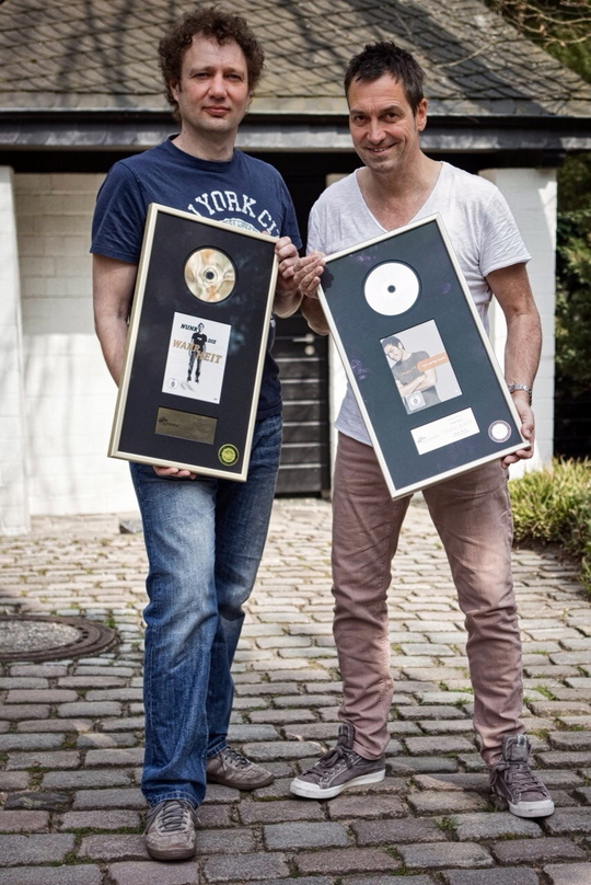 Überraschte Dieter Nuhr (rechts) mit Platin und Gold: Alexander Stelkens (WortArt)