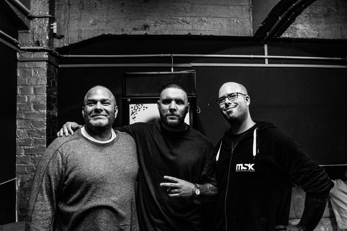 Trafen sich beim Tourabschluss in Köln (von links): Ulf Zick (Managing Director International Universal Music), Fler und Jan Gäde (MSK Meistersinger)