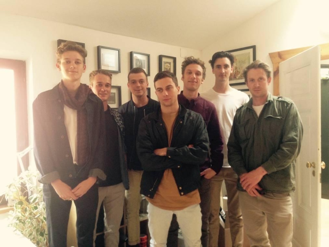 Neue Vertragspartner (von links): die Tora-Musiker Jaiendra Piccone, Shaun Johnston, Tobias Tunis-Plant, Thorne Davis und Johan Loewenthal mit Manager Patrick Davis und Fritz Krings