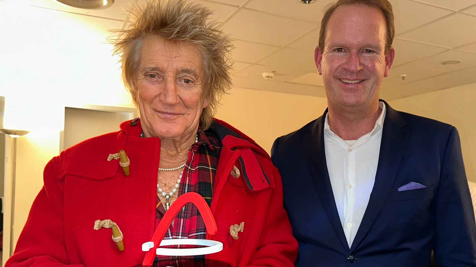 Bei der Verleihung des Sold Out Awards: Rod Stewart (links) und Stefan Löcher (Lanxess Arena).
