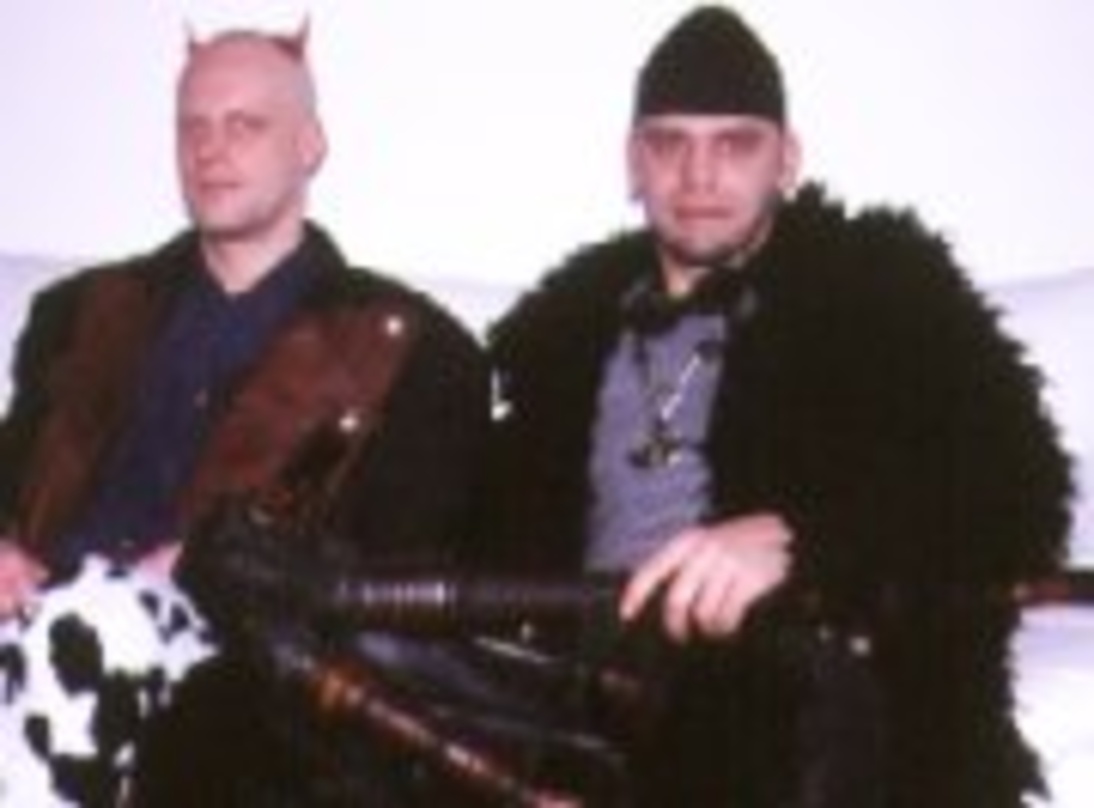 9a7007170ce886c22390e3c35ad733ff10d4fc37d889579f1d51746eff2f5cf3 Tanzwut-Sänger Teufel und Gitarrist Brandan