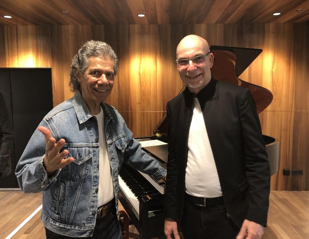 Trafen sich auf der Musikbühne bei Ludwig Beck: der Künstler Chick Corea (links) und Fachhändler Thiemo Brüll