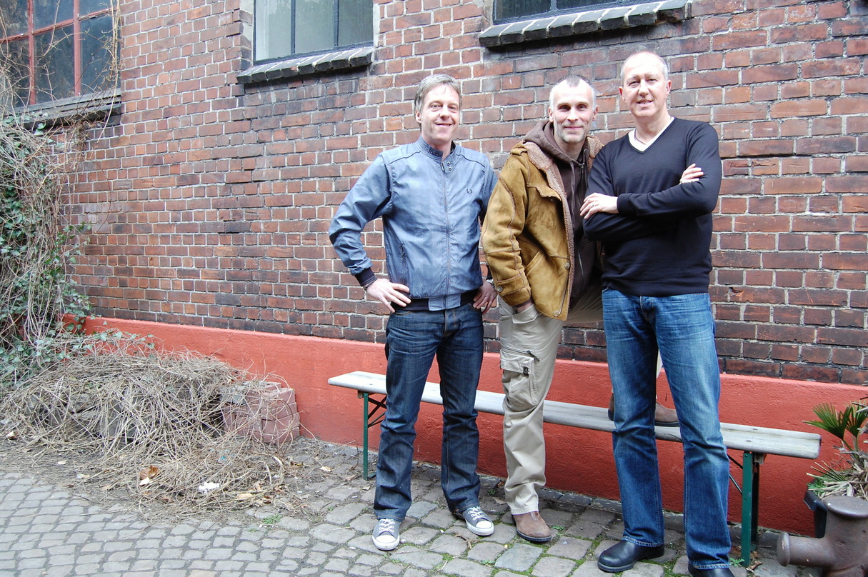 Arbeiten schon an ihren neuen Projekten (v.l.n.r.): Thomas Wolf (l.) und Alexander Maurus (r.) von Wanderlust Entertainment mit Michael Kersting (M.)