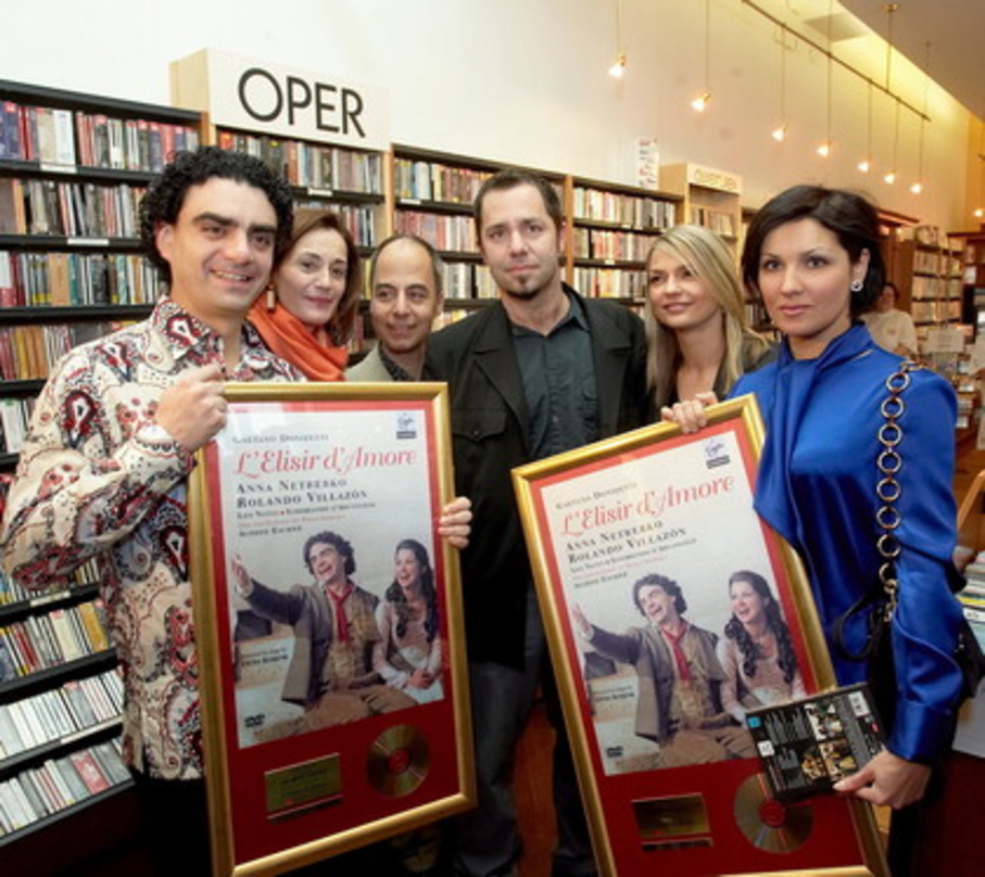 Trafen sich in Wien: das EMI Team mit Villazón (l.) und Netrebko (r.)||Feierten in Wien (v.l.n.r.): Rolando Villazón, Claudia Kapsamer (EMI Classics Austria), Hans Edlauer (EMI Music Store...