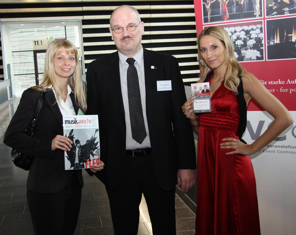 Bekam im Frankfurter Portalhaus Besuch von einer MusikWoche-Delegation: EVVC-Präsident Joachim König mit Sophie Mießner (l., G+J Entertainment Media) und der Hostess Simone Klimmer