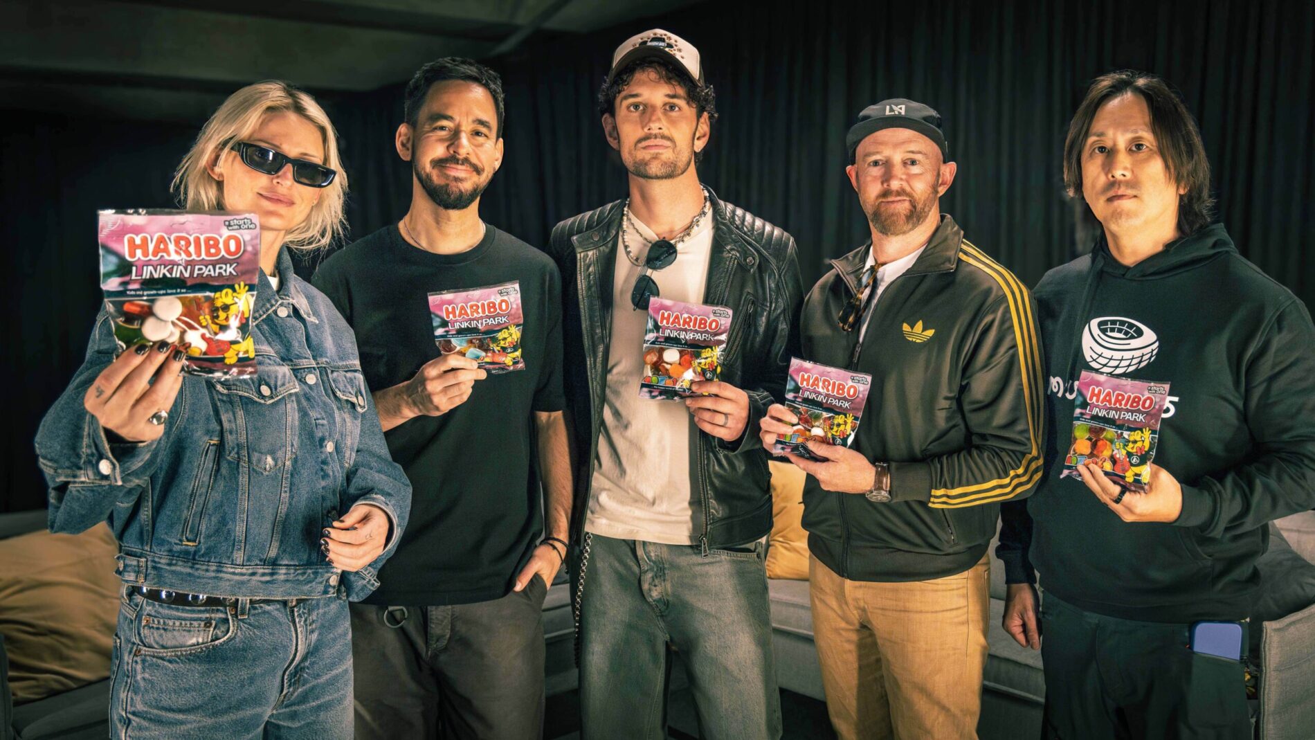 Fruchtgummi-Fans: die Linkin-Park-Musiker mit ihren exklusiven und limitierten Haribo-Tüten.