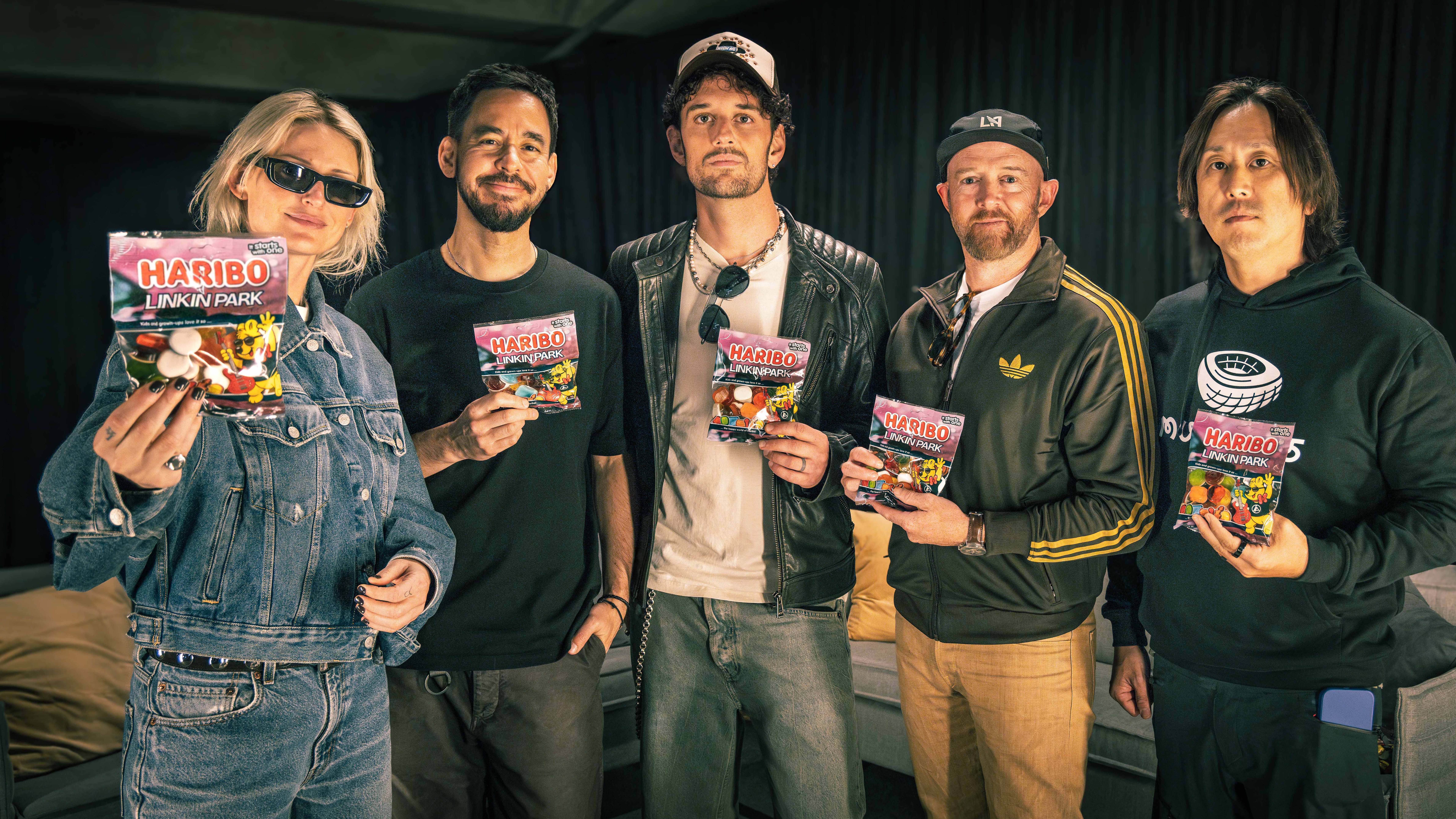 Fruchtgummi-Fans: die Linkin-Park-Musiker mit ihren exklusiven und limitierten Haribo-Tüten.