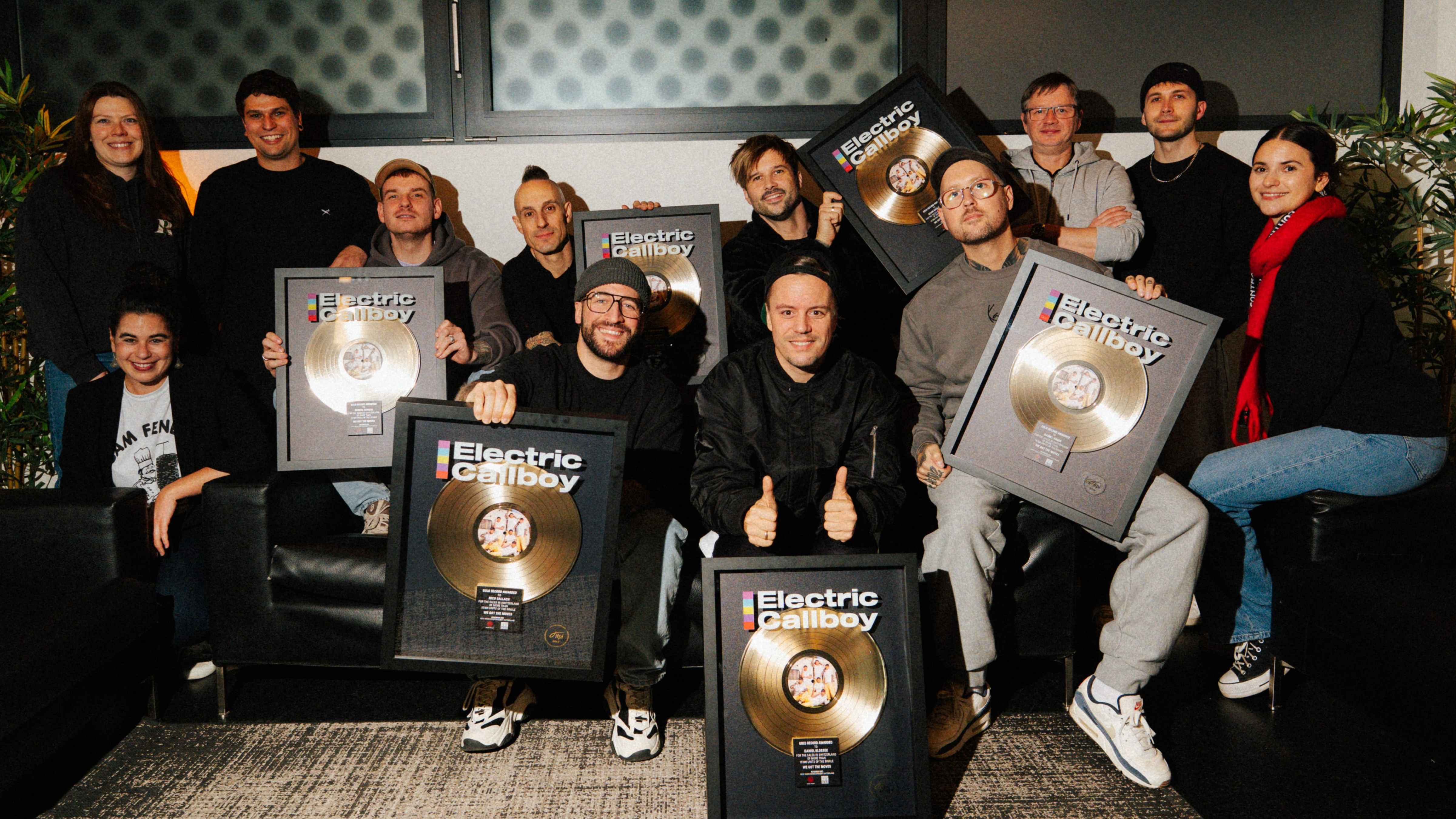 Im Goldrausch mit (oben, von links): Caroline Fregelius (Head Of International Product Management & Catalog Sony Music Switzerland), Dennis Moll (Head of A&R Century Media Records/Sony Mus...