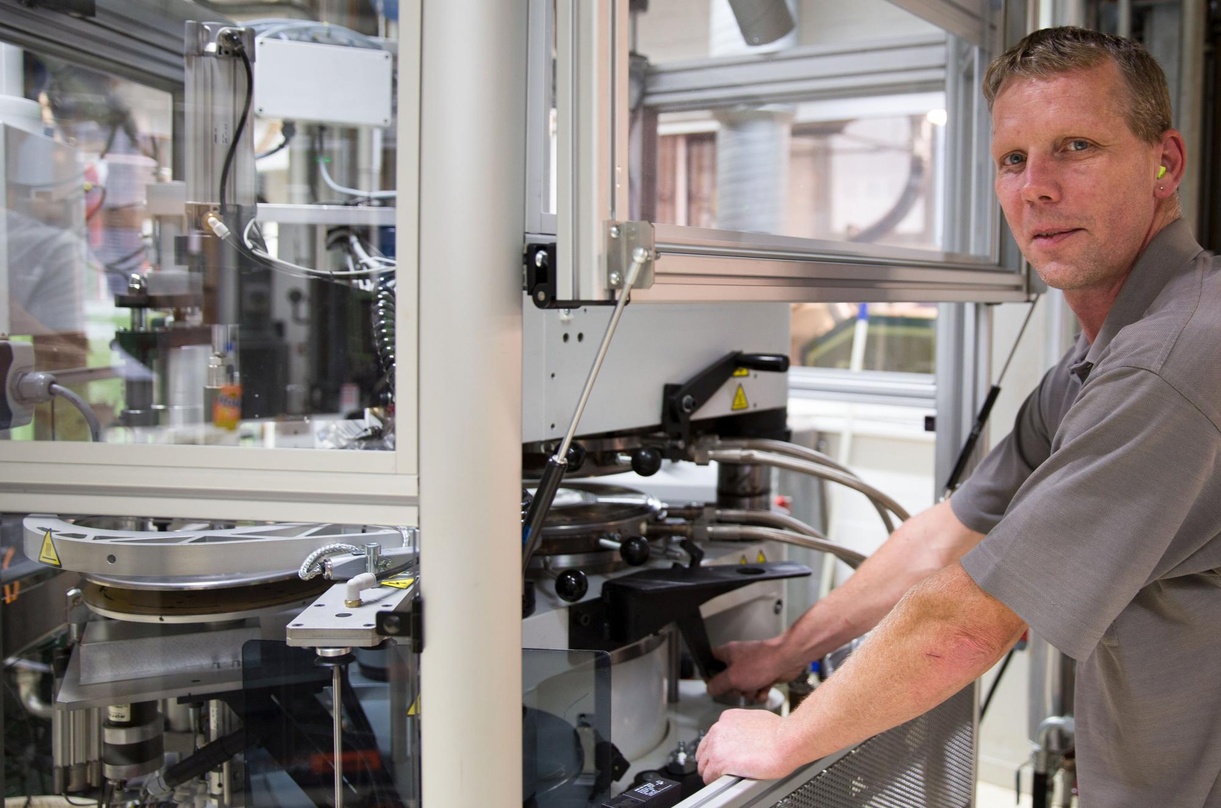 Am neuen Pressautomaten: Dirk von Langermann, Servicetechniker in der Vinyl Replikation bei optimal media||optimal media