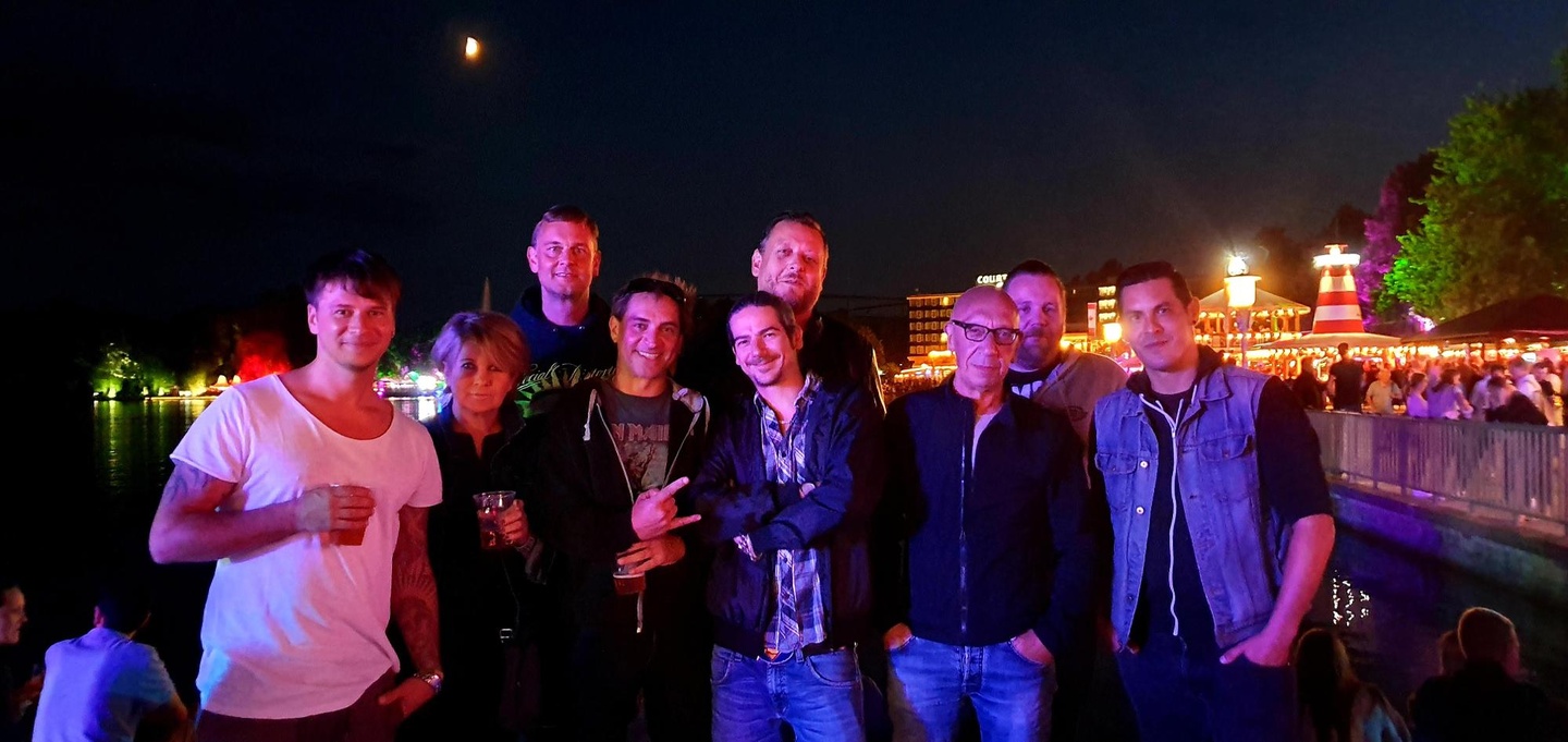 Freuen sich auf die Zusammenarbeit (von links): Maik Feldmann (Betontod), Heike Struss (Tonpool, Assistentin der Geschäftsführung), Martin Ruder (Tonpool Labelmanagement), Oliver Meister (...