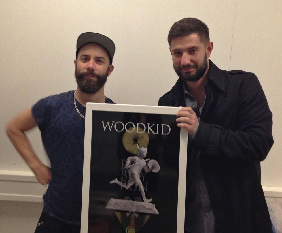 Bekam in Hamburg Gold: Yoann Lemoine (Woodkid) (links) mit Teoman Sayim (Senior Product Manager Polydor/Island)