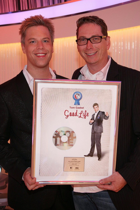 Feiern Verkaufserfolg: Tom Gaebel (l.) und sein Manager Arne Beyer