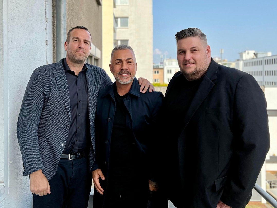 Neue Vertragspartner (von links): Sascha Rinne (Geschäftsführer SR Management, Mike Leon Grosch und Marcel Pieofke (Leiter annotwenty1, Geschäftsführer VIA Music)