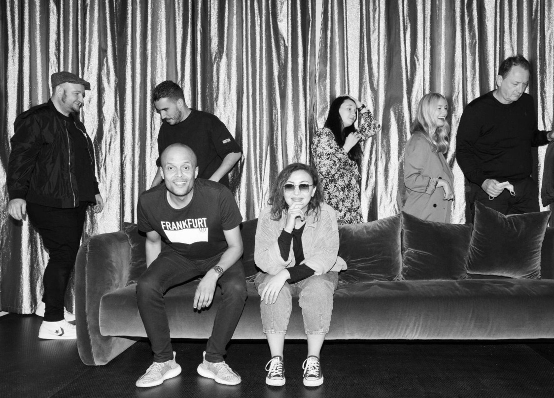 Trafen sich in Berlin (vorne, von links): Patrick Mushatsi-Kareba (Sony Music) und Namika sowie (hinten von links) Marc Huttenlocher (RCA), Moritz Schunk (Management), Alina Ueberscher (RC...