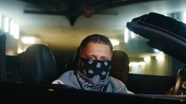 AK Ausserkontrolle setzt sich mit dem Video zum Song "Habibi" in den YouTube-Musik-Trendcharts durch.