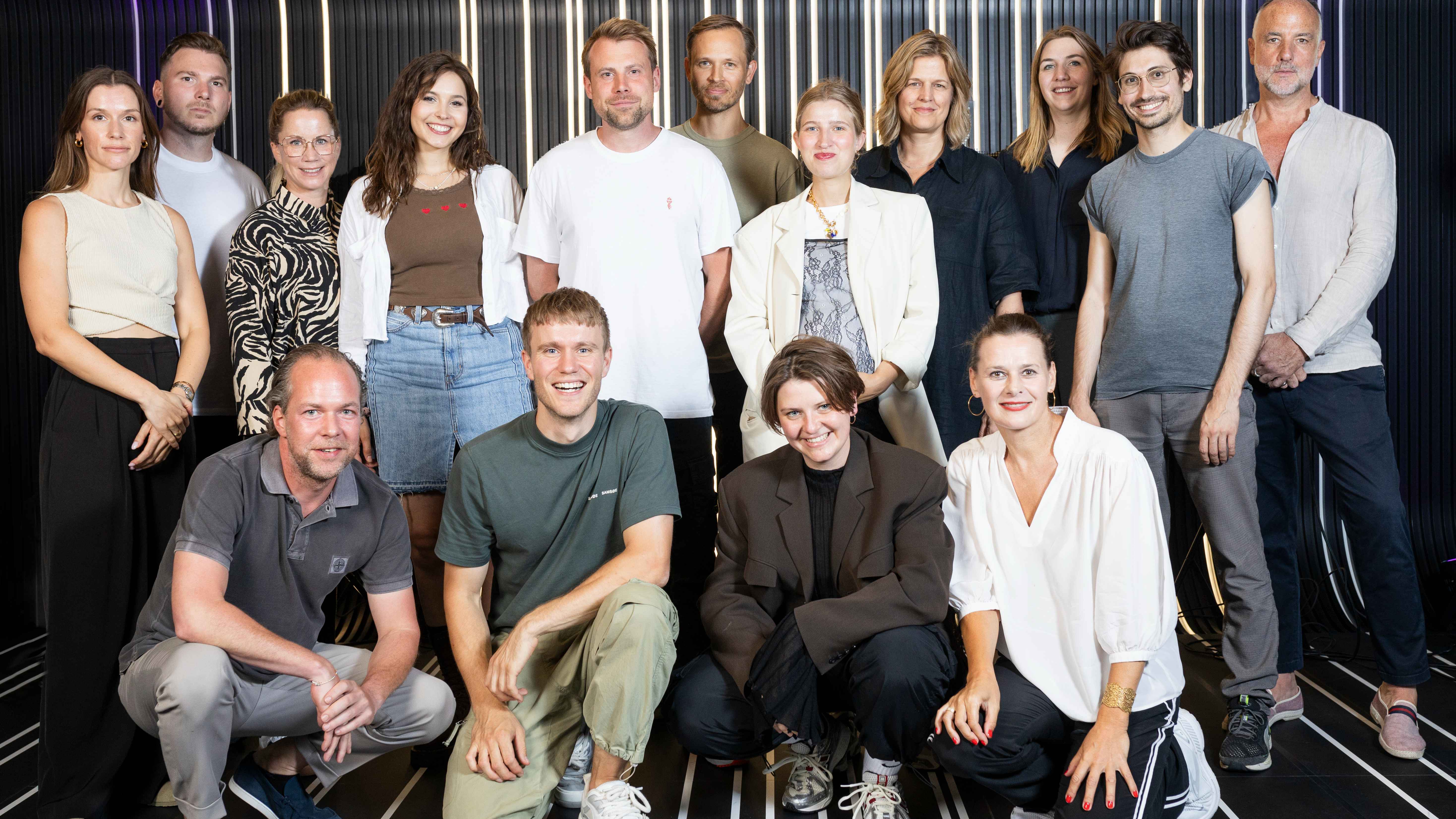 9b66b37e 1da3 4a0e b4d0 f7aa194e7607 Sie trafen sich an der typischen Warner-Location (von links): Hinten stehen Lea Londa (Head of Marketing Domestic Pop/Alternative), Mathias Schorer (Head of A&R Pop), Jana Denecke (Senior ...