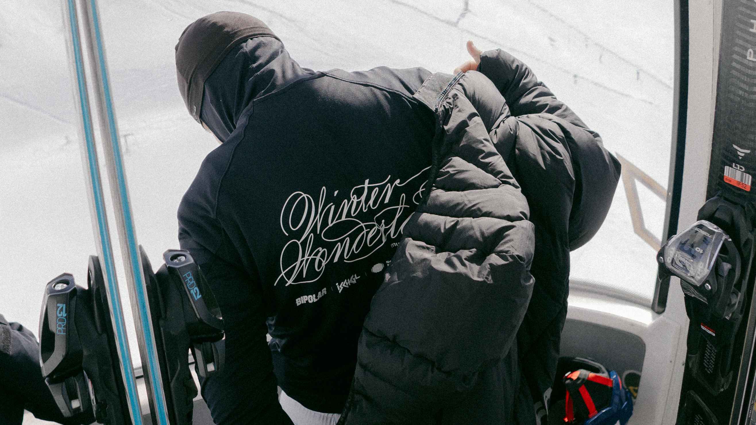 Ein Teilnehmer des Camps mit gebrandeter Winterjacke: benno!