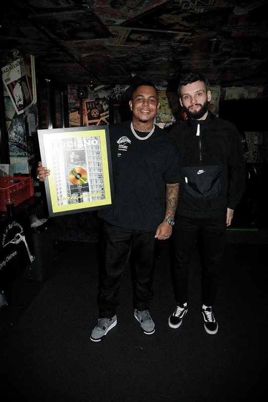 Präsentiert seinen neuen Gold-Award: Luciano (links) mit Gratulant Antoine Perret (Universal Music Schweiz)