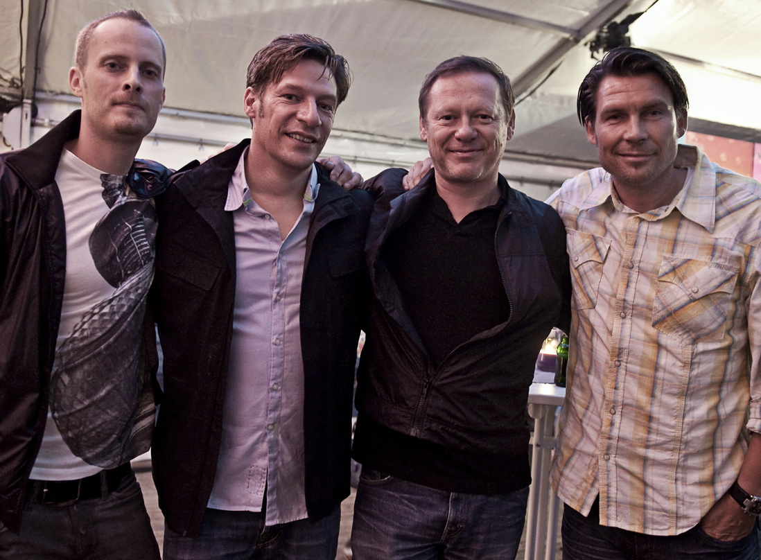 Ließen sich den Grillabend vom Wetter nicht vermiesen (v.l.n.r.): Sebastian Kahlich (Group Account Director Music & Entertainment, MTV Networks Germany), Marcus Adam (Vice President Talent...