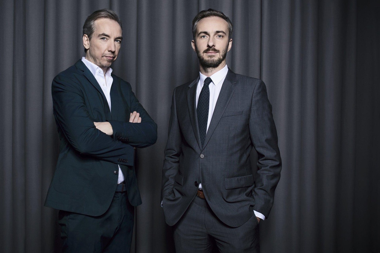Derzeit auf vielen Kanälen gefragt: Olli Schulz (links) und Jan Böhmermann, hier auf einem gemeinsamen Bild zu ihrer ZDF-Talkshow "Schulz & Böhmermann", sollen mit ihrer Radiosendung "Sanf...