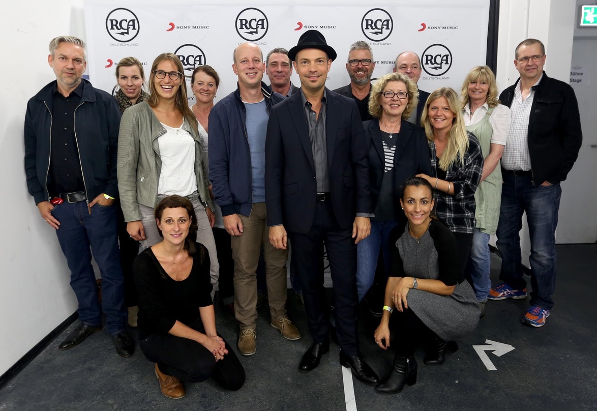 Traf vor dem zweiten Konzert sein Label- und Management-Team: Roger Cicero (Mitte)