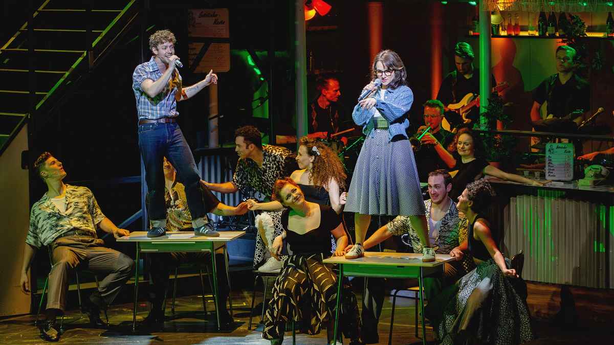 Das "Beste Ensemble" für das Kuratorium der BroadwayWorld Germany Awards: Die Darsteller:innen von "Ku'damm 59".