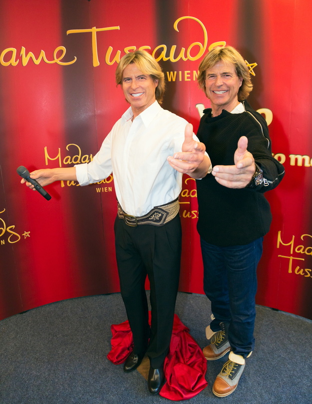 Bei der Hahnenkamm-Rennwoche in Kitzbühel stellte Hansi Hinterseer (rechts) sein Wachsabbild vor, das ab dem 27. Januar im Wachsfigurenkabinett "Madame Tussauds" im Prater in Wien zu sehen...