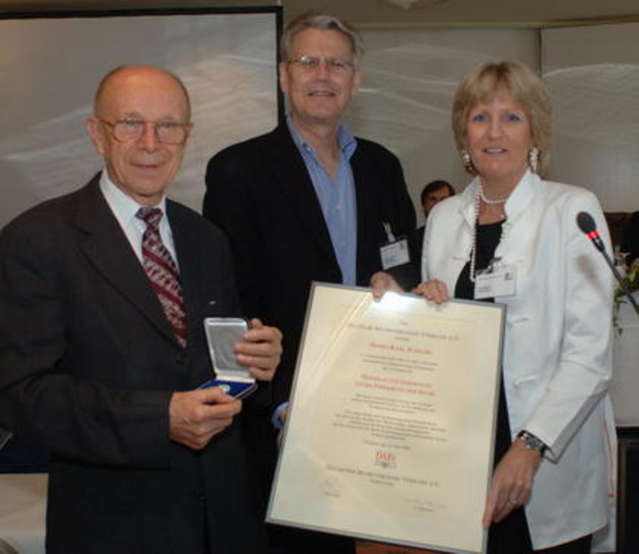 Überreichten die Medaille (v.l.n.r.): Karl Rarichs, Karl-Heinz Klempnow und Dagmar Sikorski-Großmann