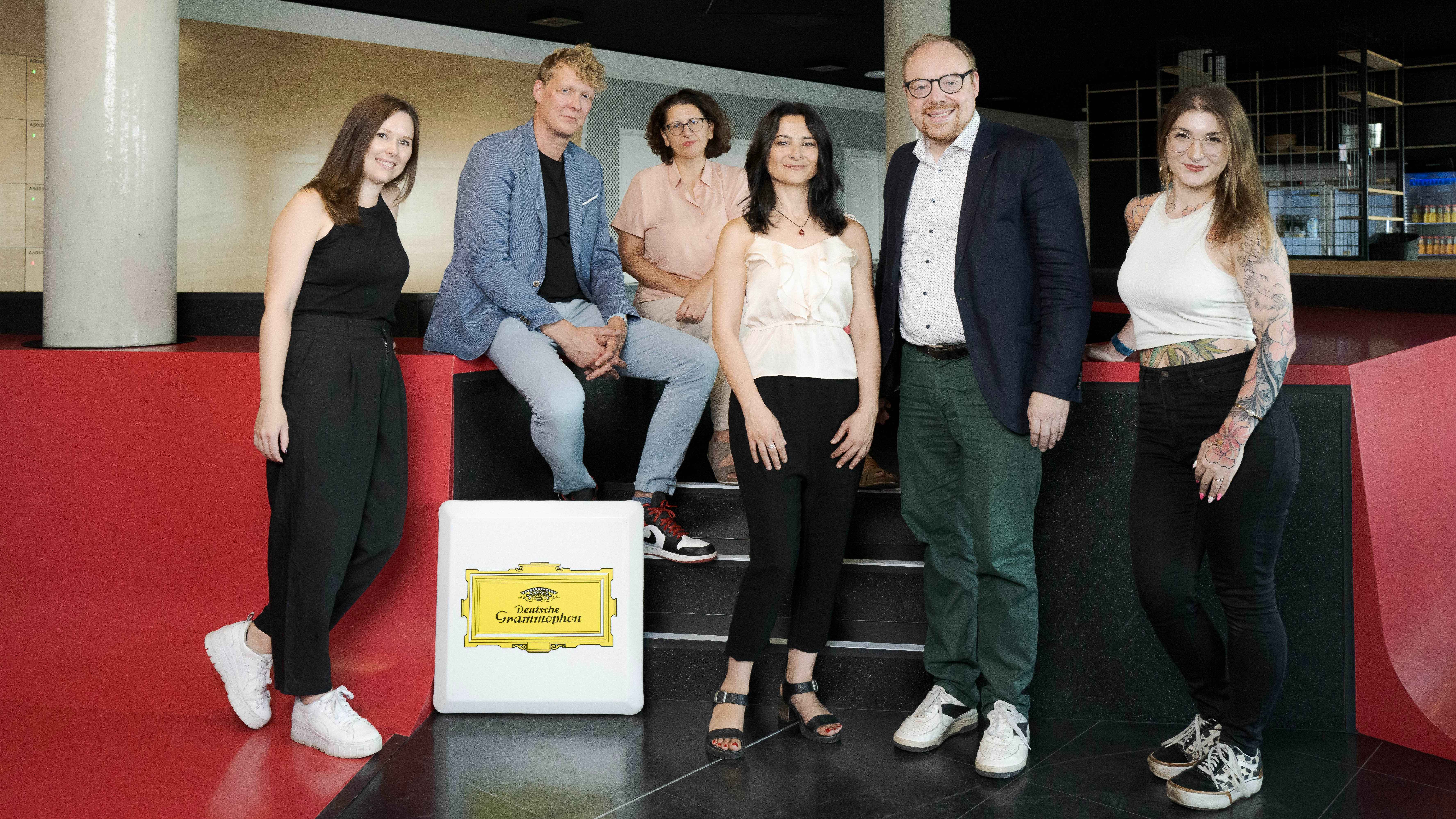 9c071323 4664 4b1a 8e66 e6c103d1661f Posierten gemeinsam (von links): Chloe Murphy (Product Manager), Christian Badzura (Vice President A&R New Repertoire), Kleopatra Sofroniou (General Manager Classics, alle Deutsche Grammop...