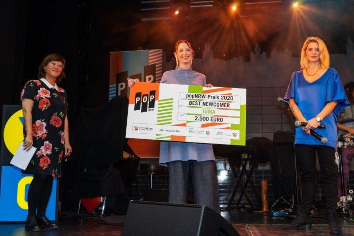 Stolze Siegerin in der Newcomersparte: Iuma (Mitte) mit Laudatorin Simone Sohn (1Live, links) und Moderatorin Anja Backhaus
