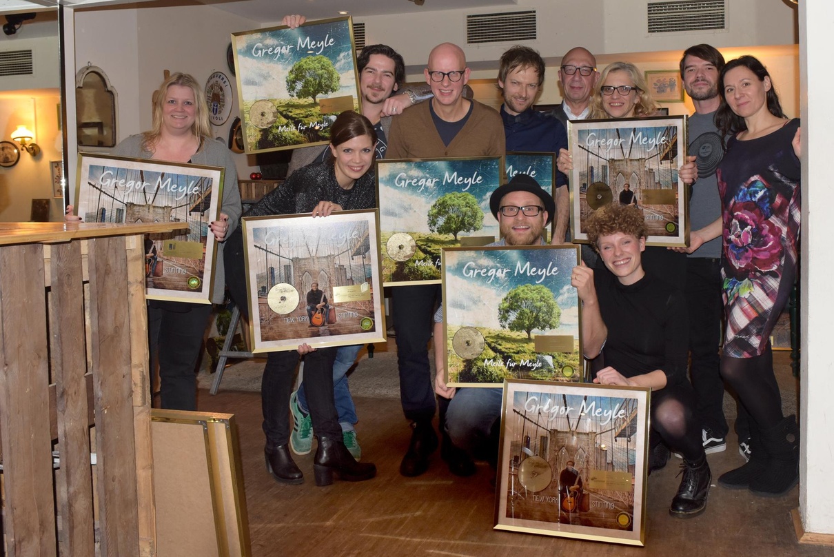 Bei der Gold-Verleihung (hinten, von links) Tanja Merz (Produktmanagement Meylemusic), Kim Gerstenberg (TV Promotion), Alexander Lamprecht (Tonpool Vertrieb), Christoph John (Management Gr...