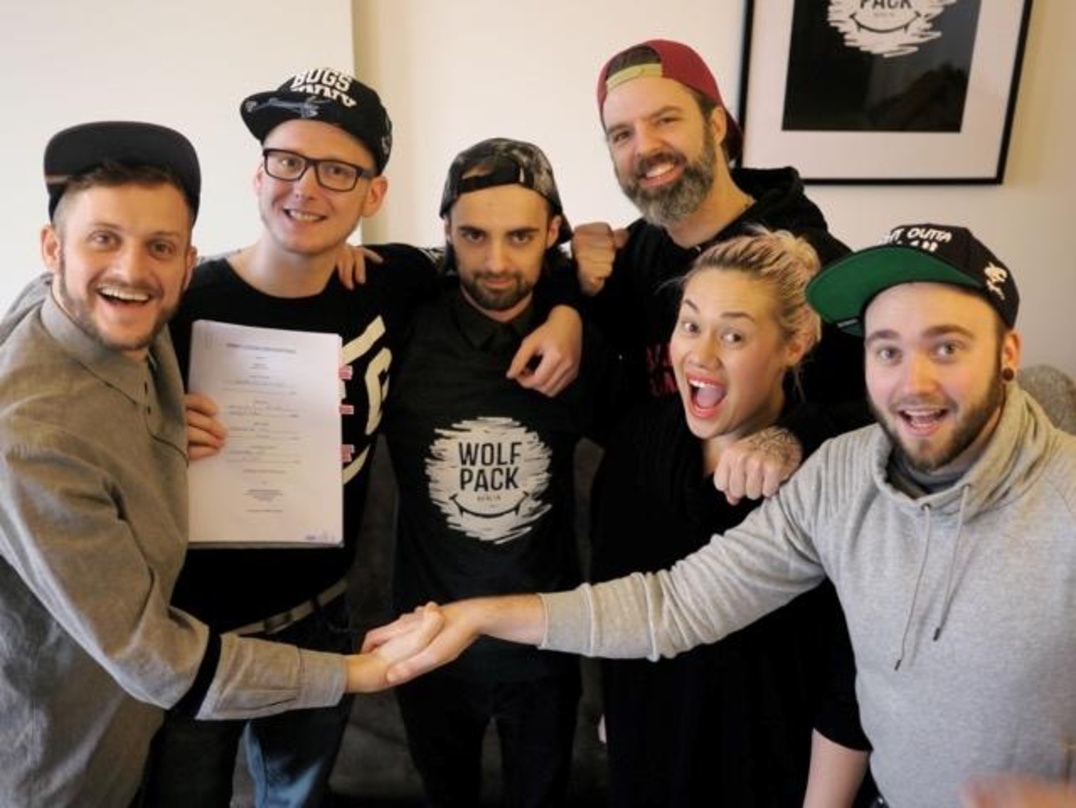 Bleiben Partner (von links): Kafvka-Sänger/Rapper Jonas, Schlagzeuger Sascha und Bassist Philipp mit Danny Bokelmann und Cäcilia Cong-Phuong (beide Wolfpack Entertainment) sowie Gitarrist ...