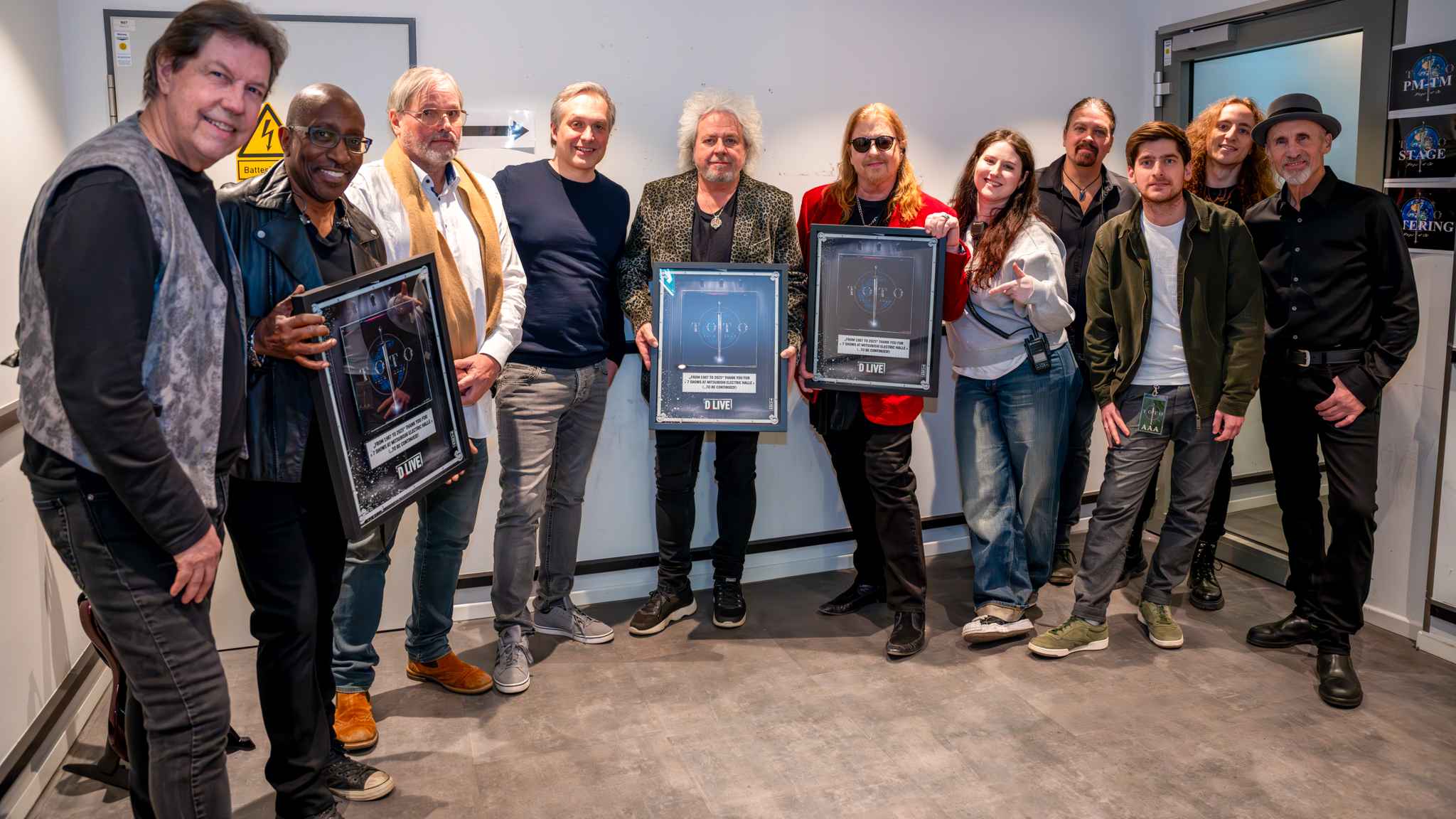 9c4d9215 99ce 4e34 935f 7623f8a1094f Bei der Verleihung in Düsseldorf (von links): Warren Ham, Greg Phillinganes (beide Toto), Ernst-Ludwig Hartz (ELH Promotion), Stefan Bergermann (D.Live), Steve Lukather, Joe Williams (beid...