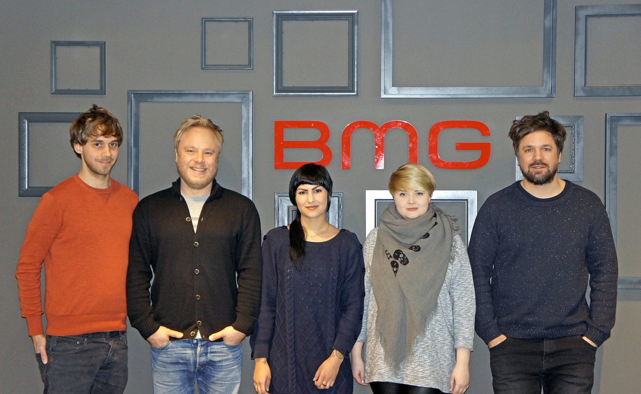 Besiegelten ihre Zusammenarbeit (von links): Florian Schrödter (BMG Rights Management), Karsten Lutz (Management), Nessi, Sina Wahnschaffe (Manager A&R and Creative BMG Rights Management) ...