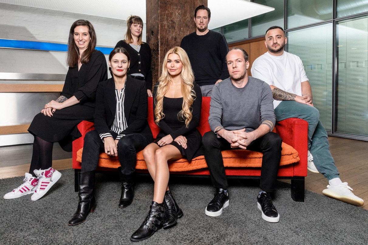 Verlängern ihre Partnerschaft: (vorne von links) Maren Maxeiner (Playlist Marketing Manager Owned Media), Doreen Schimk (Co- President Warner Music Central Europe), Pamela Reif, Fabian Dre...