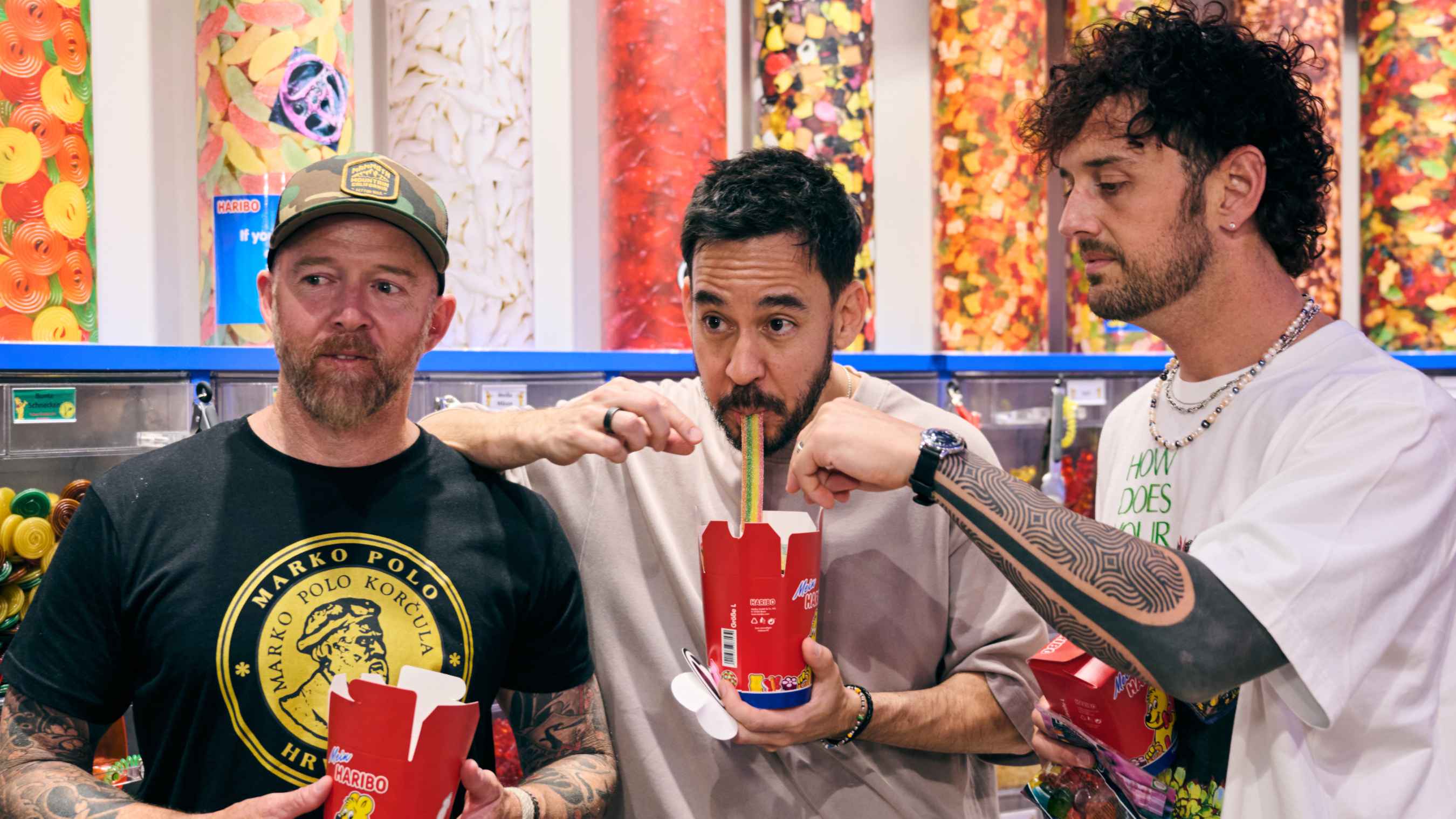 Haribo statt Currywurst in der deutschen Hauptstadt gab es für (von links): Dave "Phoenix" Farrell, Mike Shinoda und Colin Brittain.