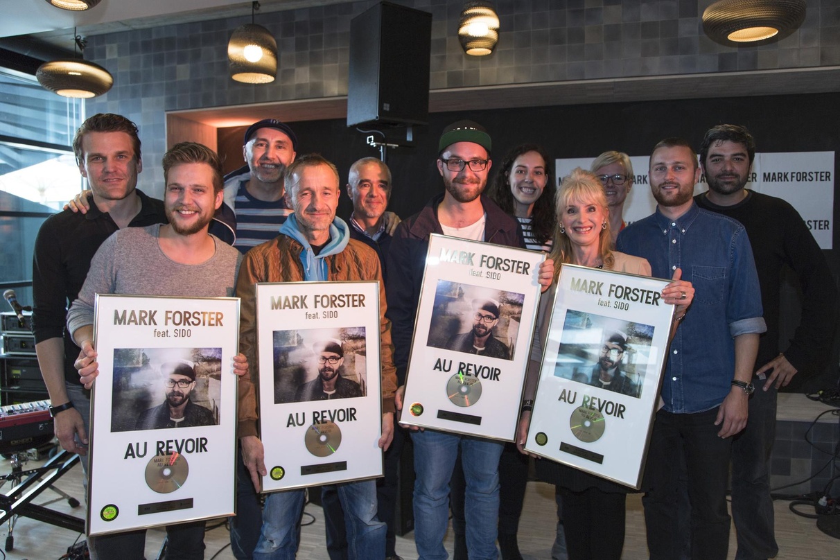 Über das Edelmetall freuten sich (von links): Philip Ginthör (CEO Sony Music GSA), Daniel Nitt (Produzent und Keyboard Mark Forster), Esteban de Alcazar (Managment Sector 3 Mark Forster), ...