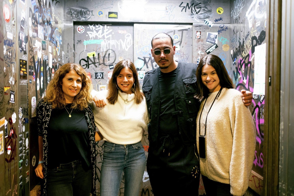 Feierten mit Edelmetall in Zürich (von links): Anja Küng (Head of Marketing & Promotion Sony Music Switzerland), Alexandra Salomão (Product Manager, A&R UrbanSony Music Switzerland), Apach...