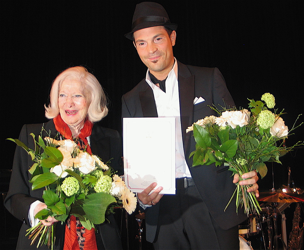 Stifterin und Preisträger: Mary Jay-Jacobson mit Roger Cicero